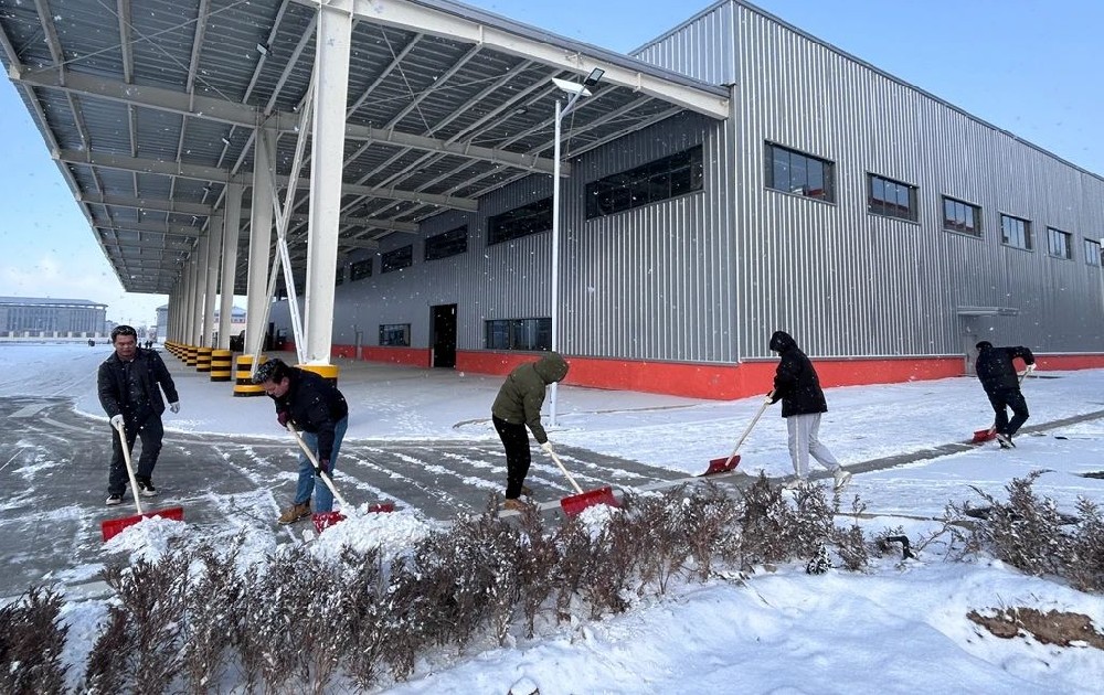 傳祁甘味乳業(yè)職工聞“雪”而動(dòng)全力清雪保暢通